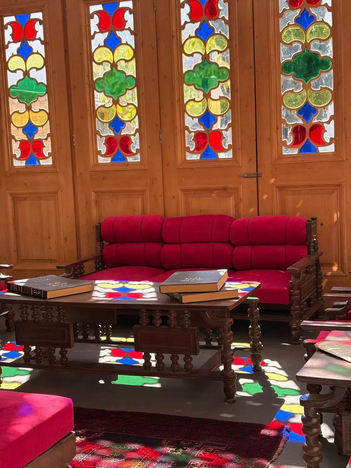 مبل چایچی عتیقه با میز و عسلی بسیار تمیز|مبلمان خانگی و میز عسلی|اصفهان, سنبلستان|دیوار