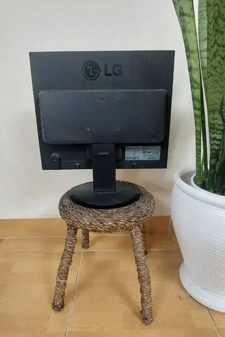 مانیتور LG با قابلیت تنظیم زاویه دید|قطعات و لوازم جانبی رایانه|آستارا, |دیوار