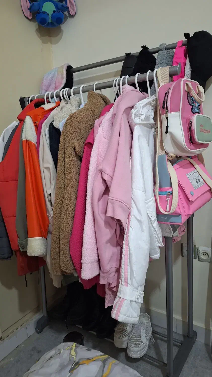 رِگال دو لاین|بندرخت و رخت‌آویز|فردیس, فردیس|دیوار