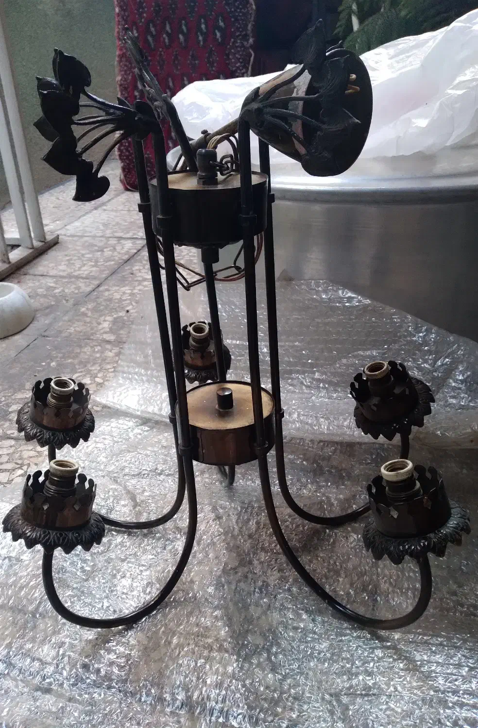 لوستر کاملا سالم کلاسیک قدیمی(آنتیک )آهن و برنج|لوستر و چراغ آویز|تهران, فلسطین (میدان انقلاب)|دیوار