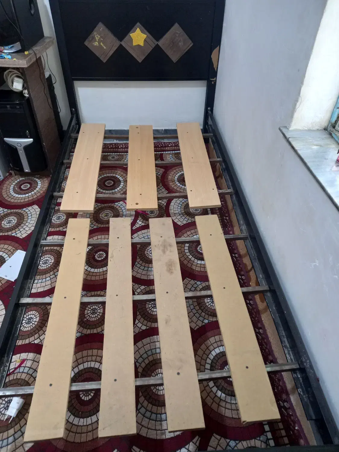 فروش  ۱ عدد تخت  یک نفره  با تشک|تخت و سرویس خواب|دهدشت, |دیوار