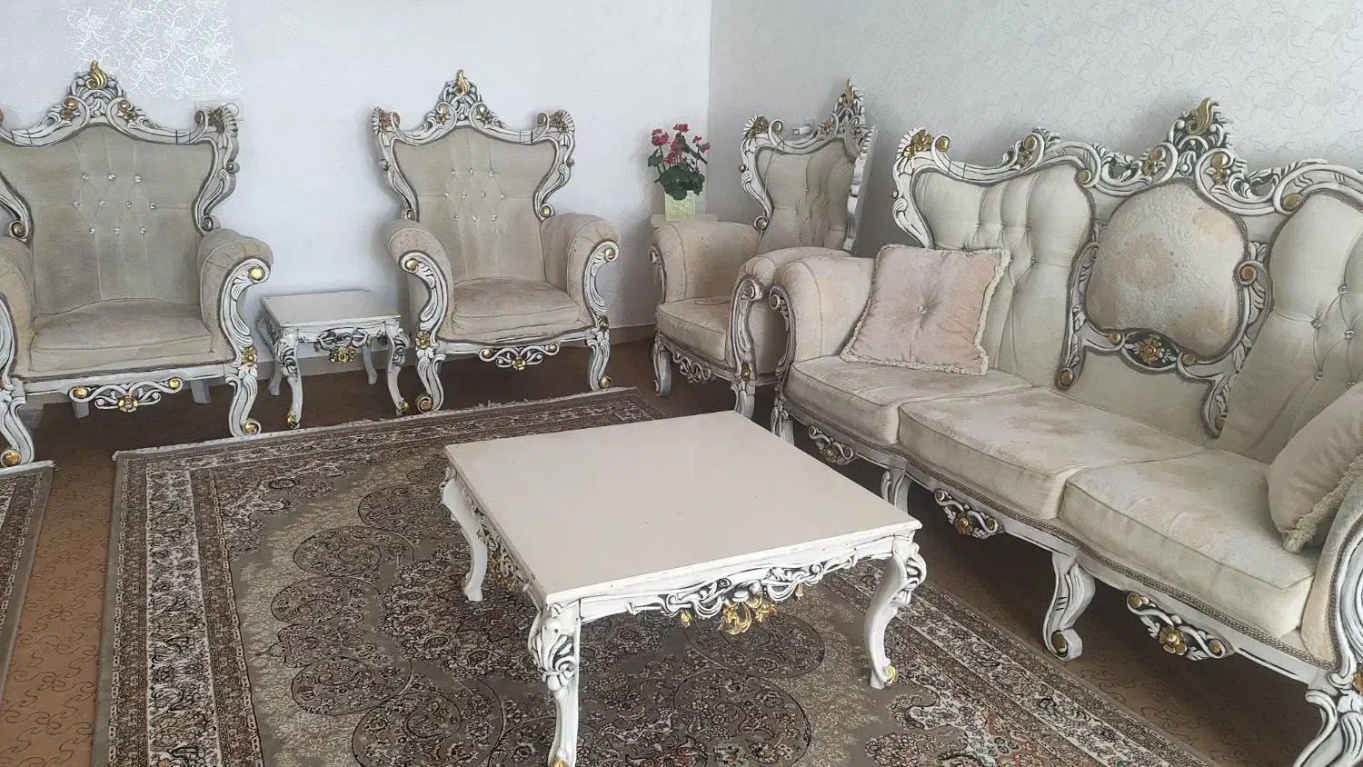 مبل سلطنتی و بوفه میز تلوزیون|مبلمان خانگی و میز عسلی|مریوان, |دیوار