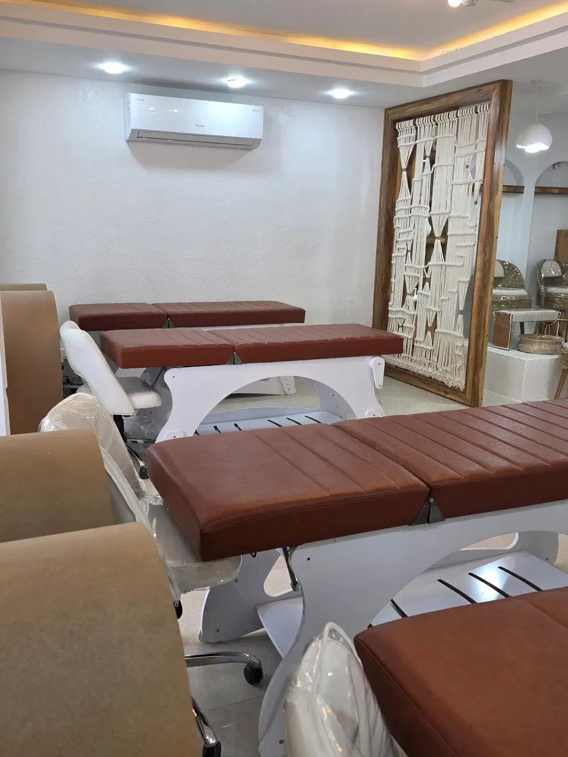 اجاره ی تخت مژه ، میز ناخن و پاکسازی پوست|آرایشگاه و سالن‌های زیبایی|شیراز, سینما سعدی|دیوار