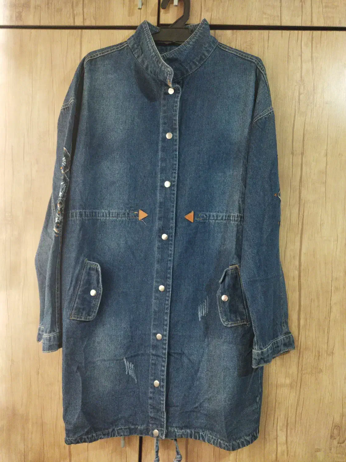 لباس مجلسی و مانتو جین زنانه|لباس|اندیشه, اندیشه فاز ۱|دیوار