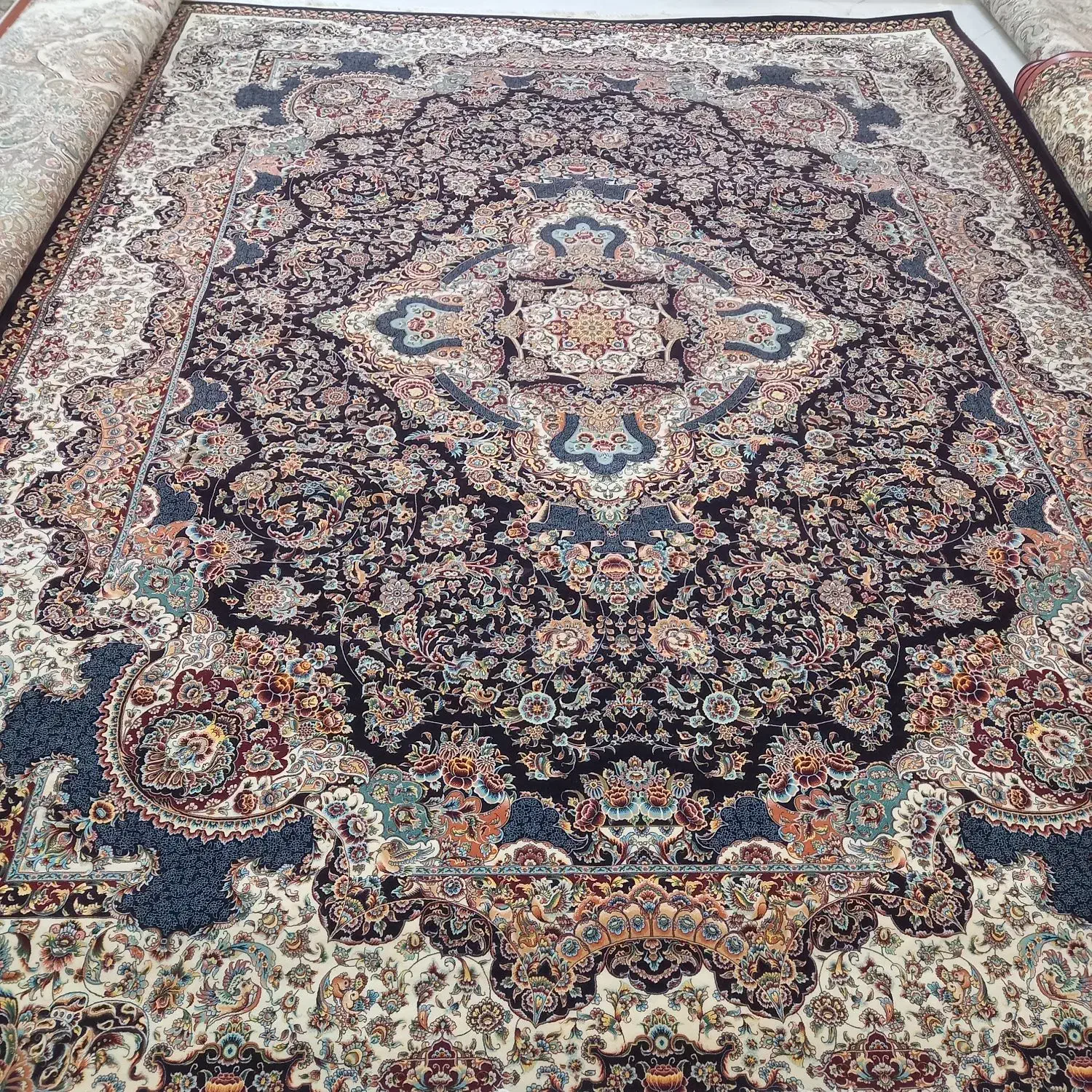 فرش ساوین اصلی به رنگ بادمجانی ،نو|فرش|قم, باغ اشرافی|دیوار