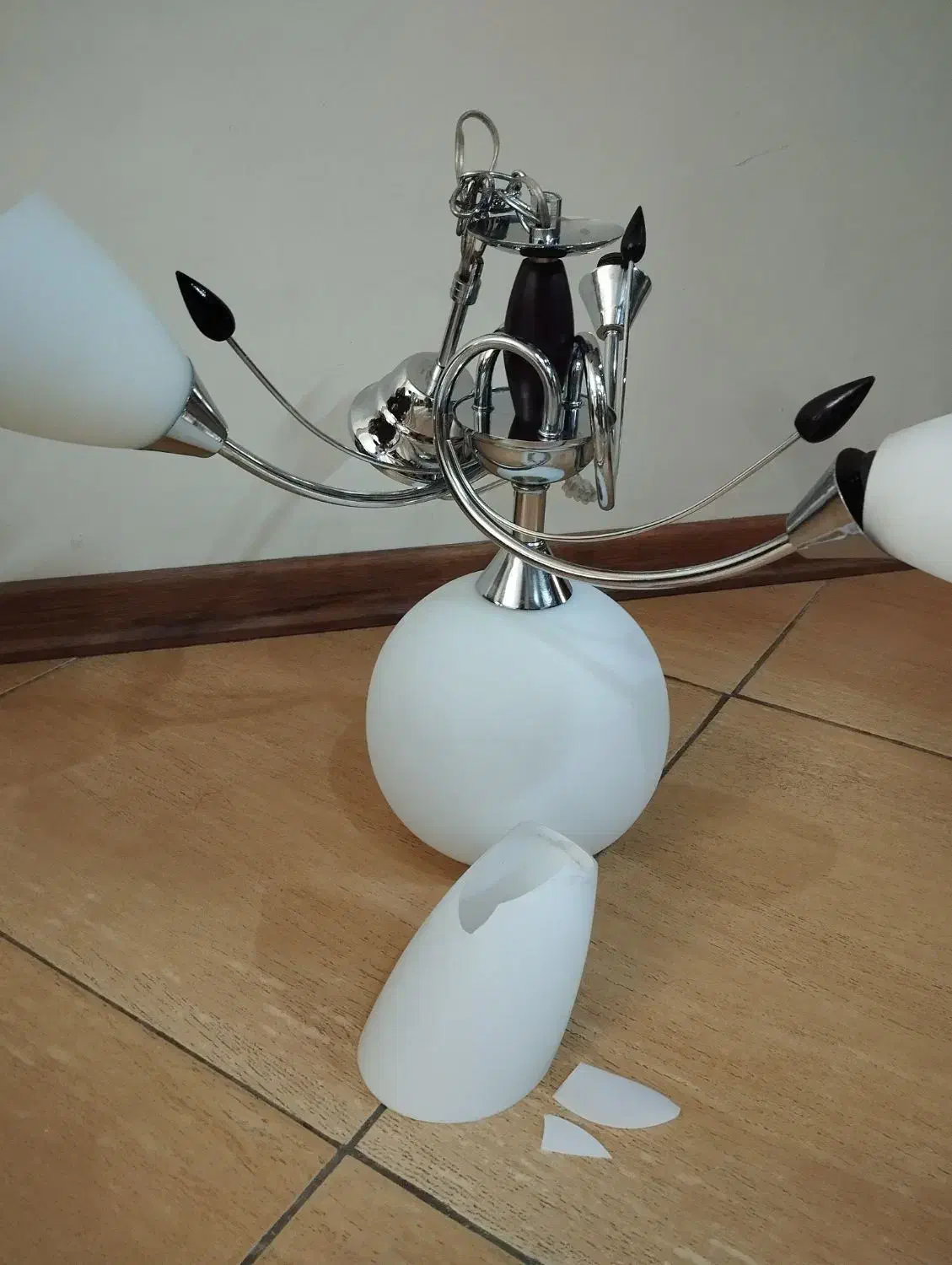 لوستر سه شاخه فقط یکی از حباب ترک خورده وچسب زده|لوستر و چراغ آویز|شیراز, هفت تنان|دیوار