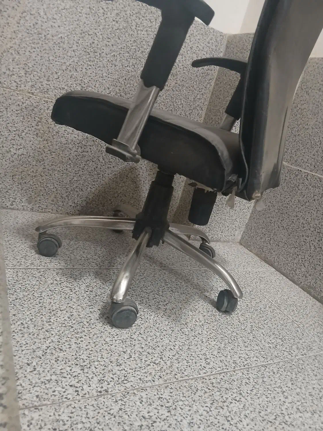 صندلی چرخ دار|صندلی و نیمکت|زاهدان, |دیوار