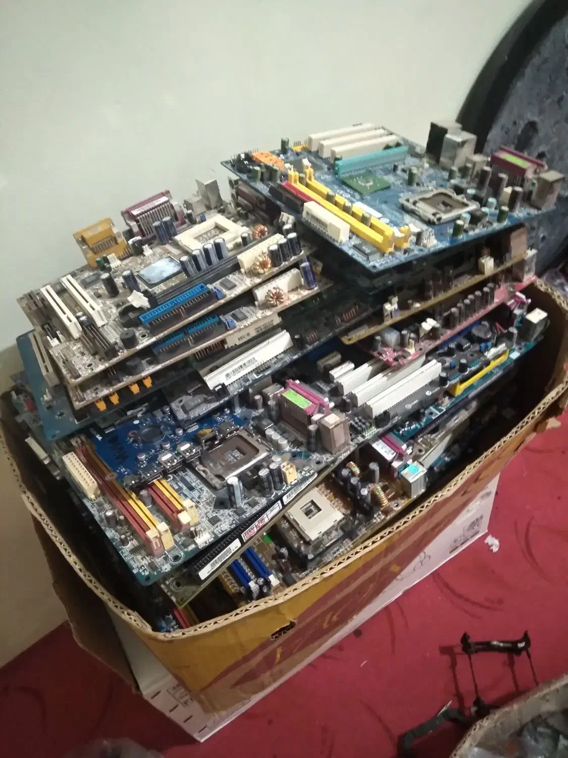 مقداری برد قدیمی|کلکسیون اشیاء عتیقه|تهران, فلسطین (میدان انقلاب)|دیوار