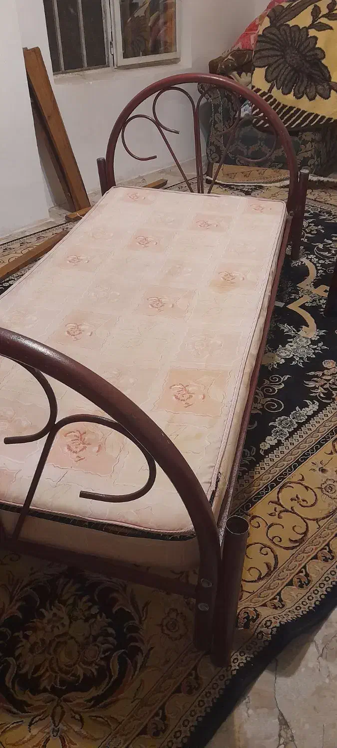 تخت خواب یک نفره فلزی همرا تشک|تخت و سرویس خواب|سنگر, |دیوار