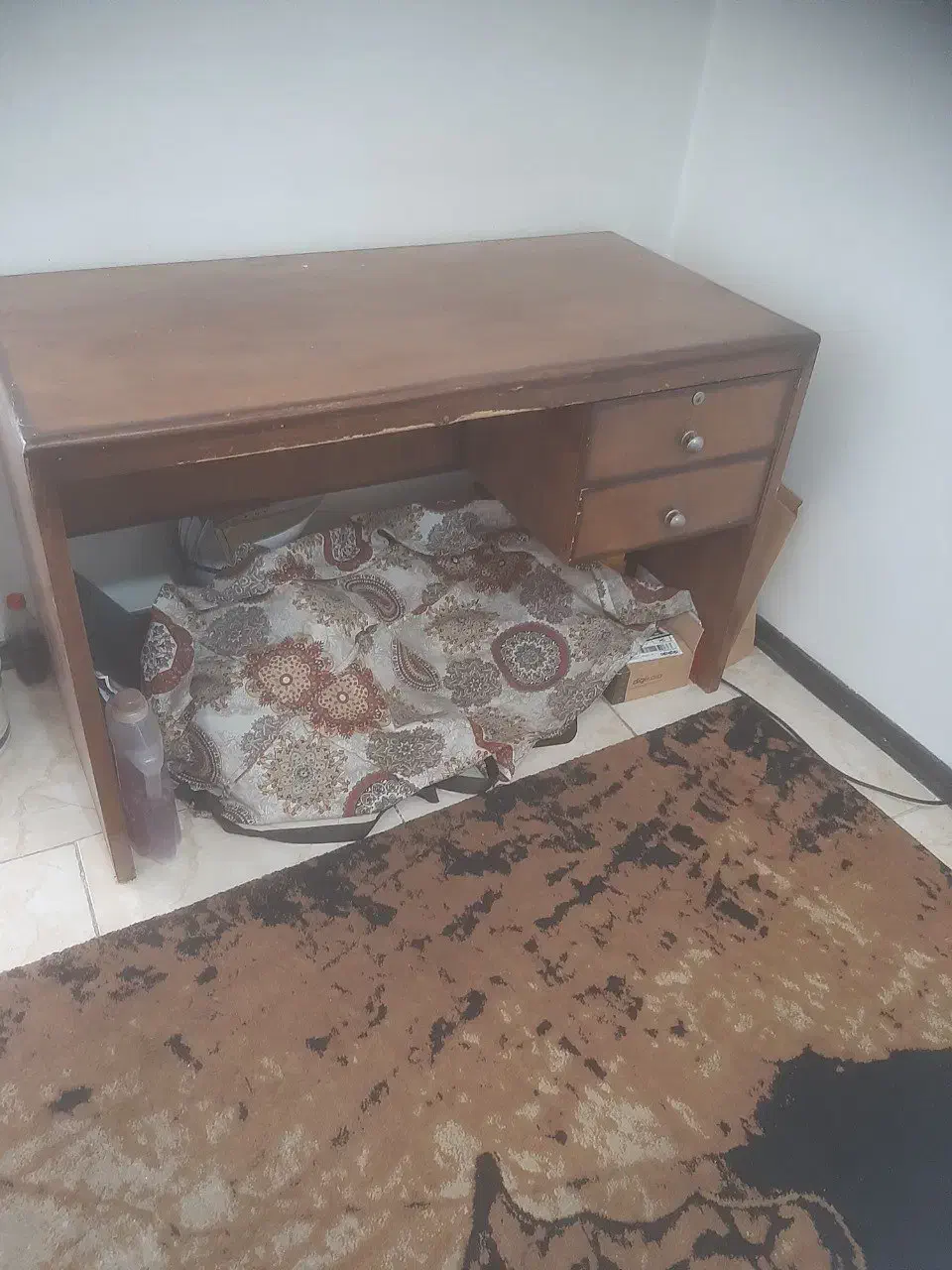 صندلی کامپیوتر به همراه میز|میز تحریر و کامپیوتر|اندیشه, اندیشه فاز ۴|دیوار