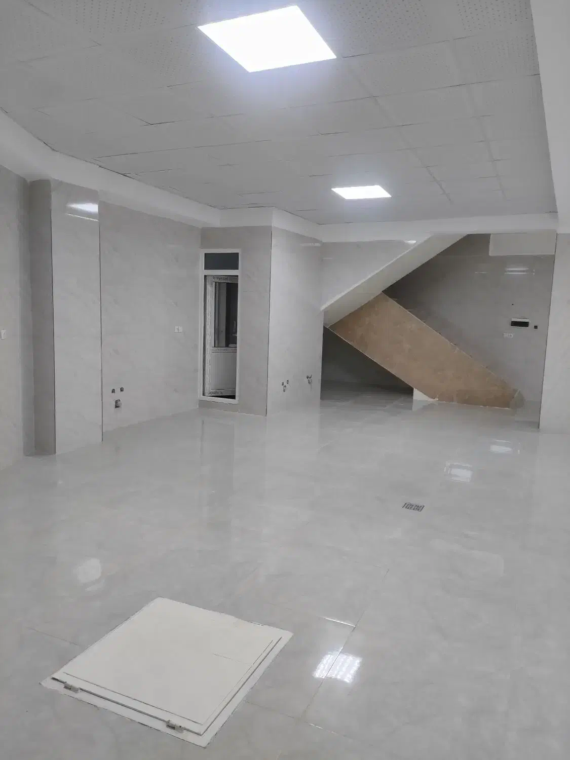 کرایه سالن نوساز ۱۳۰متری .ارتفاع سه مترو نیم|اجارهٔ دفتر کار، اتاق اداری، مطب|سنندج, |دیوار