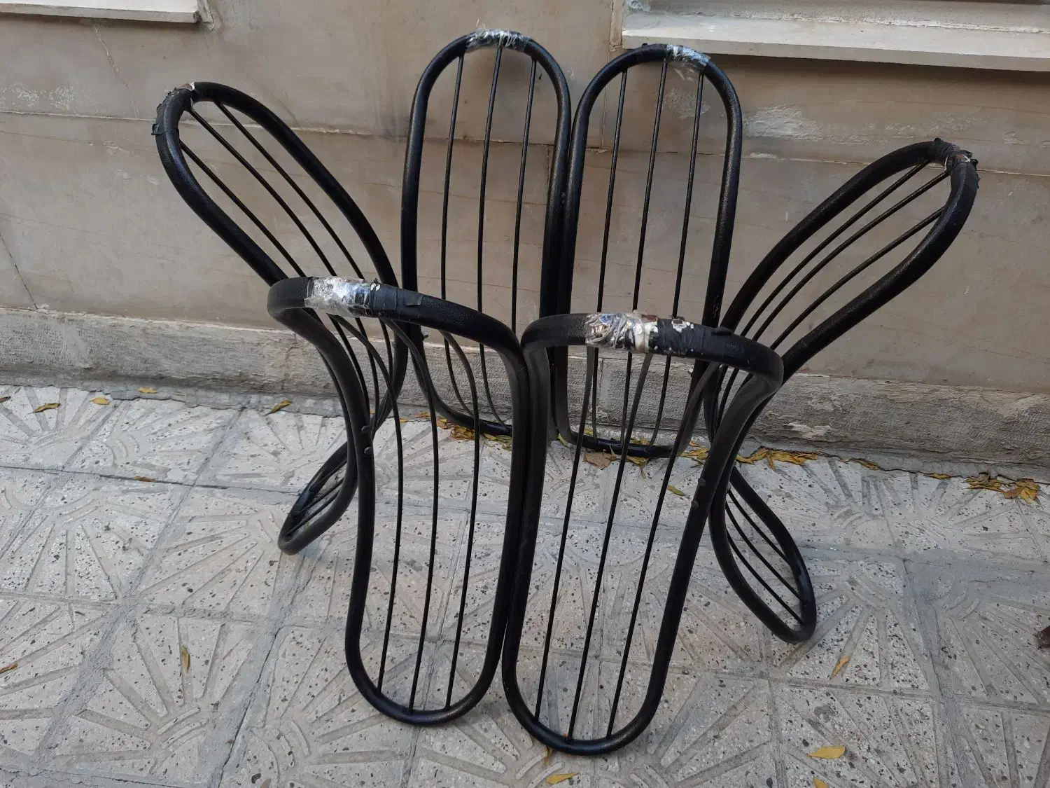 میز چوبی بیضی شکل با پایه فلزی فرفورژه بدون صندلی.|میز و صندلی غذاخوری|کرمانشاه, |دیوار