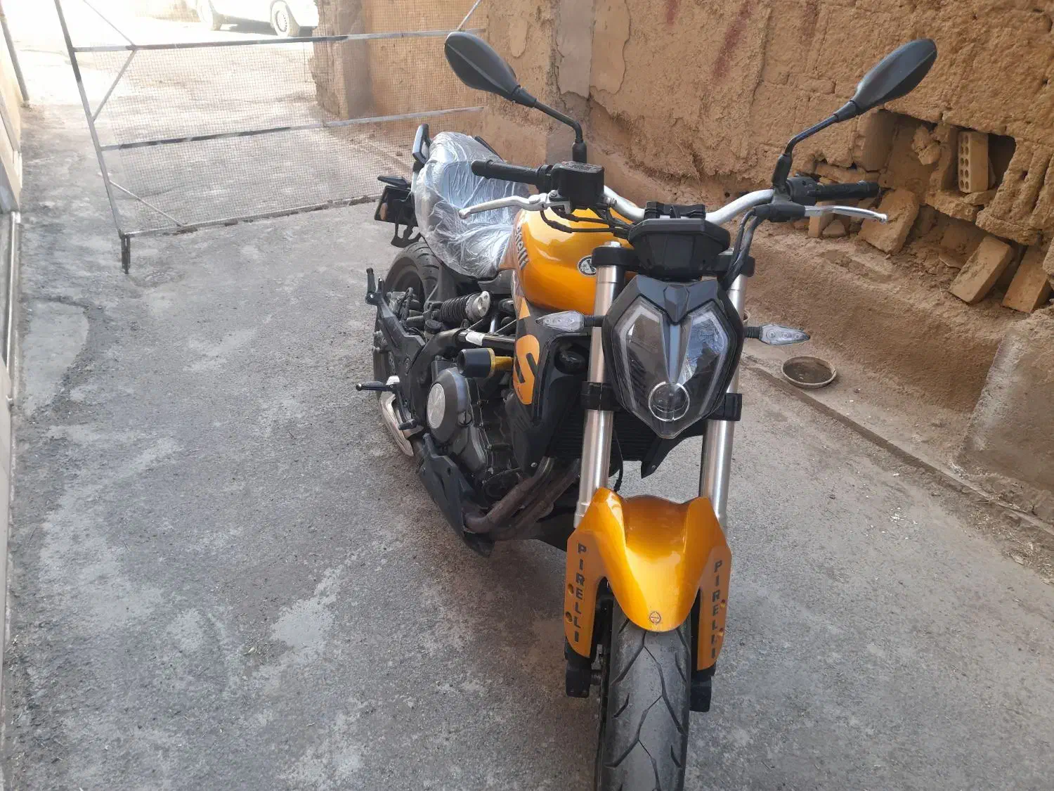 بنلی ۳۰۰ جفت سیلندر نیوفیس|موتورسیکلت|اصفهان, درب کوشک|دیوار