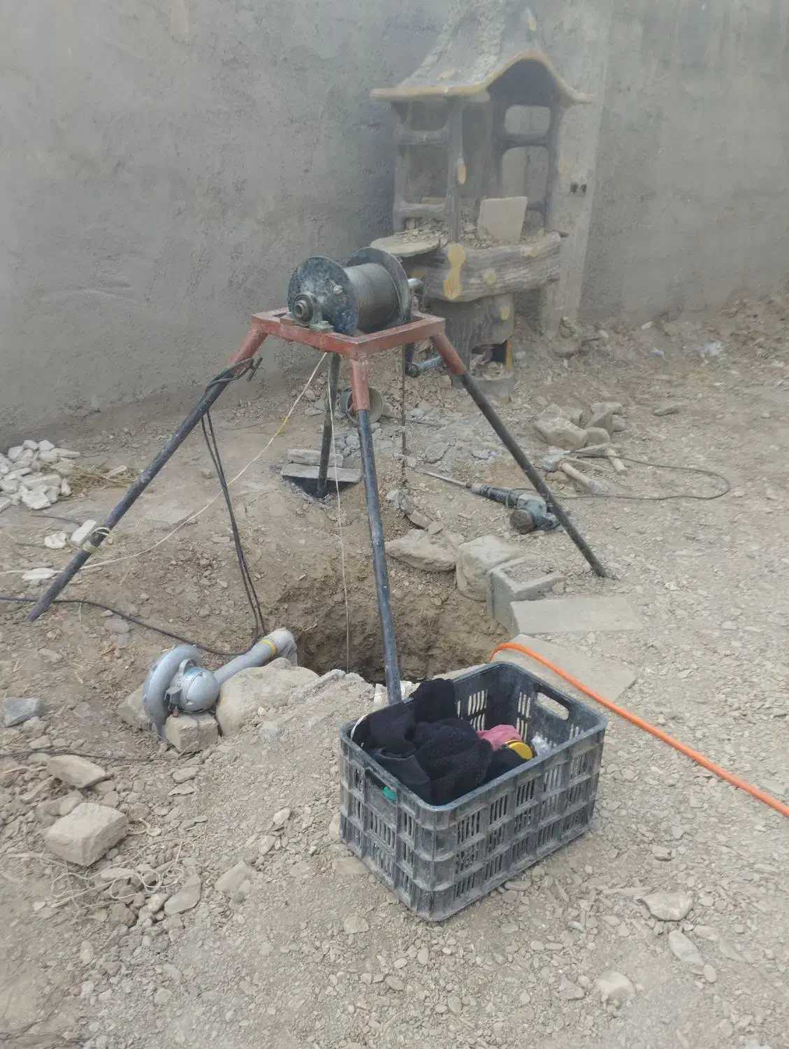 چاه کن مغنی|خدمات پیشه و مهارت|چناران, |دیوار