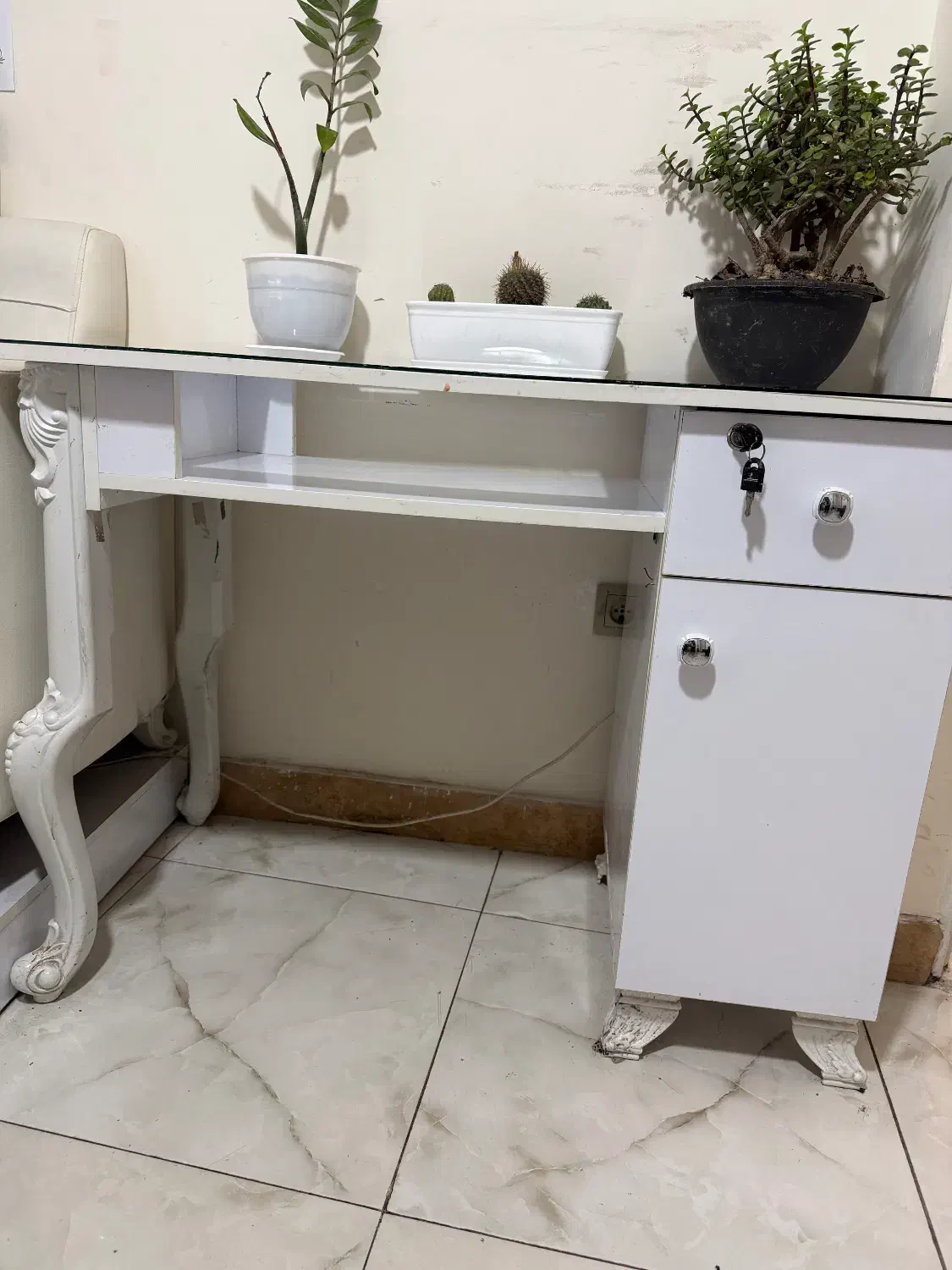 میز ناخن|آرایشگاه و سالن‌های زیبایی|رشت, گلزاران|دیوار