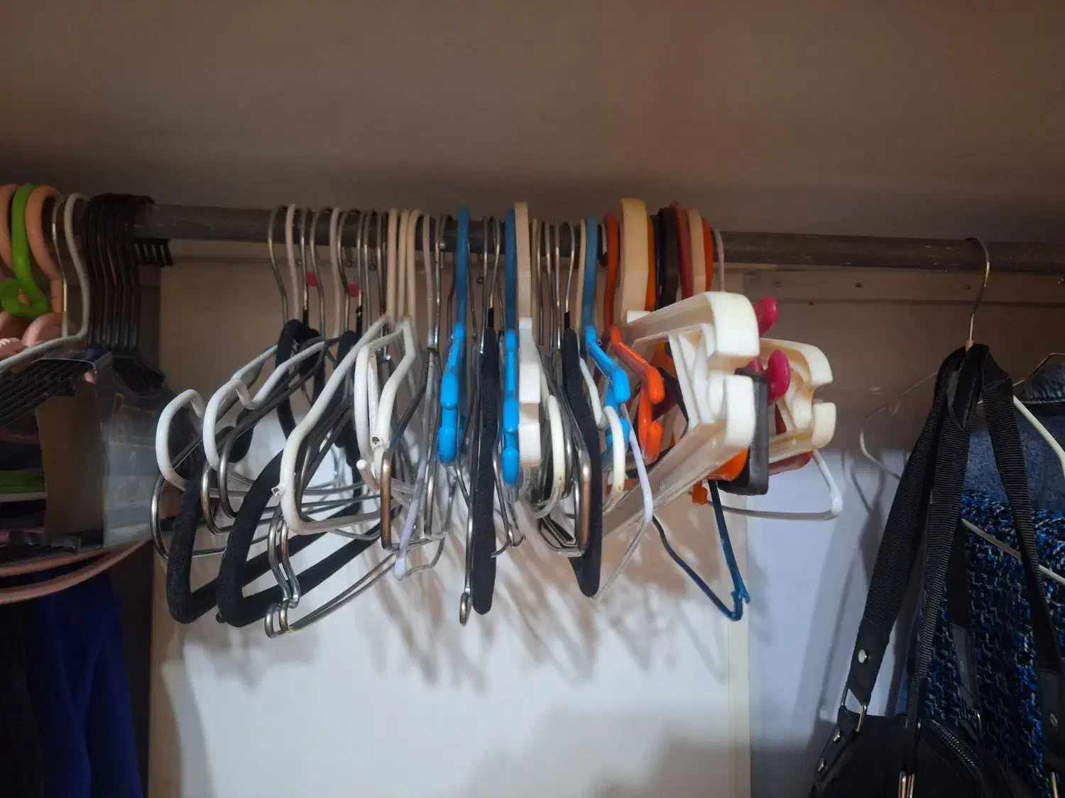 بندرخت|بندرخت و رخت‌آویز|بندر انزلی, امامزاده|دیوار