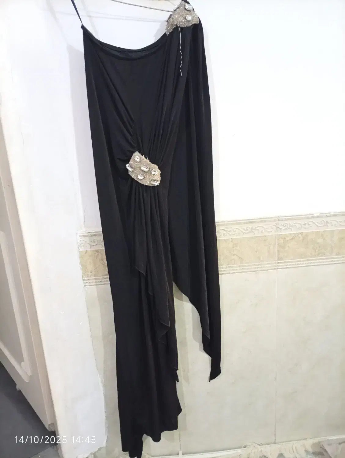 لباس مجلسی زنانه|لباس|رباط‌کریم, رباط‌کریم|دیوار