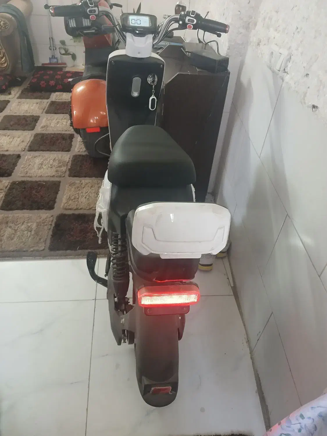 اسکوتر برقی|دوچرخه، اسکیت، اسکوتر|شیراز, قلعه شاهزاده بیگم|دیوار