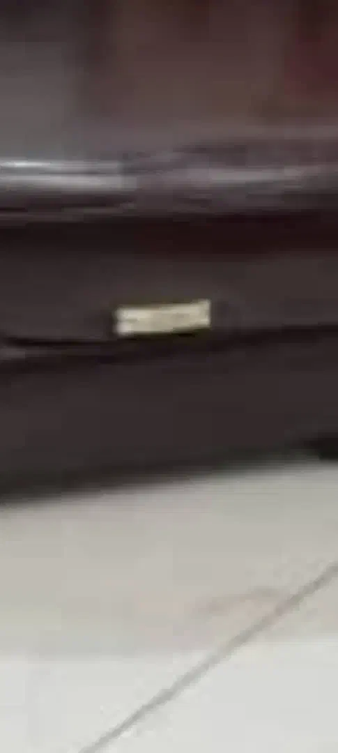 مبل چرمی بدون زدگی و پارگی و خرابی سالم درجه یک|مبلمان خانگی و میز عسلی|ماهان, |دیوار