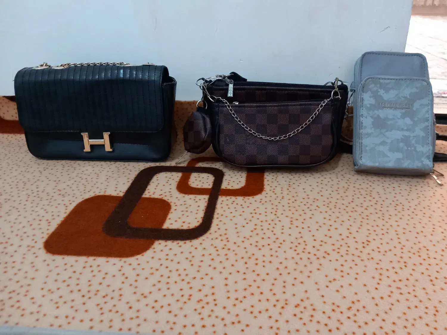 کیف|کیف، کفش، کمربند|میانه, |دیوار