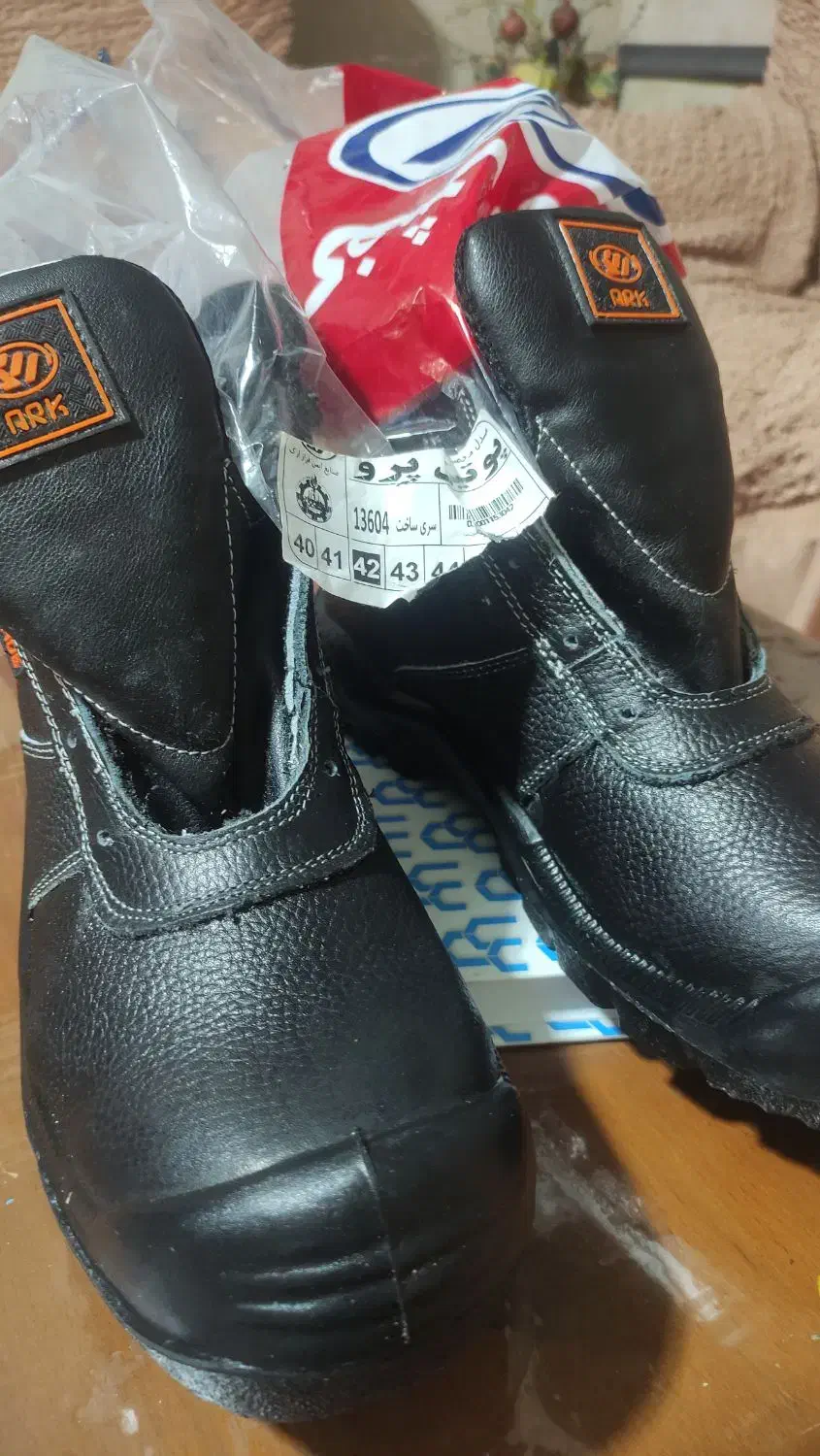 کفش کار پرو|کیف، کفش، کمربند|شیراز, نیستان|دیوار