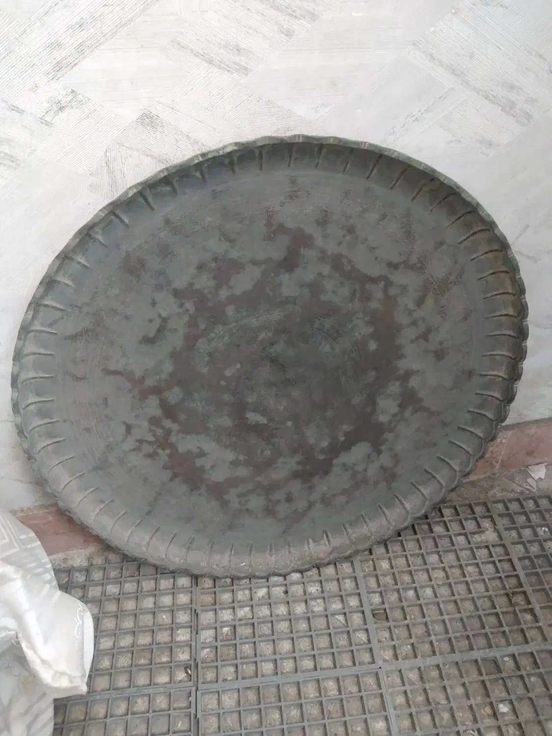 سینی قدیمی مسی|کلکسیون اشیاء عتیقه|خواف, |دیوار