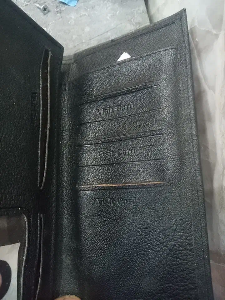 مدارک گمشده|اشیا|کرج, بنیاد|دیوار