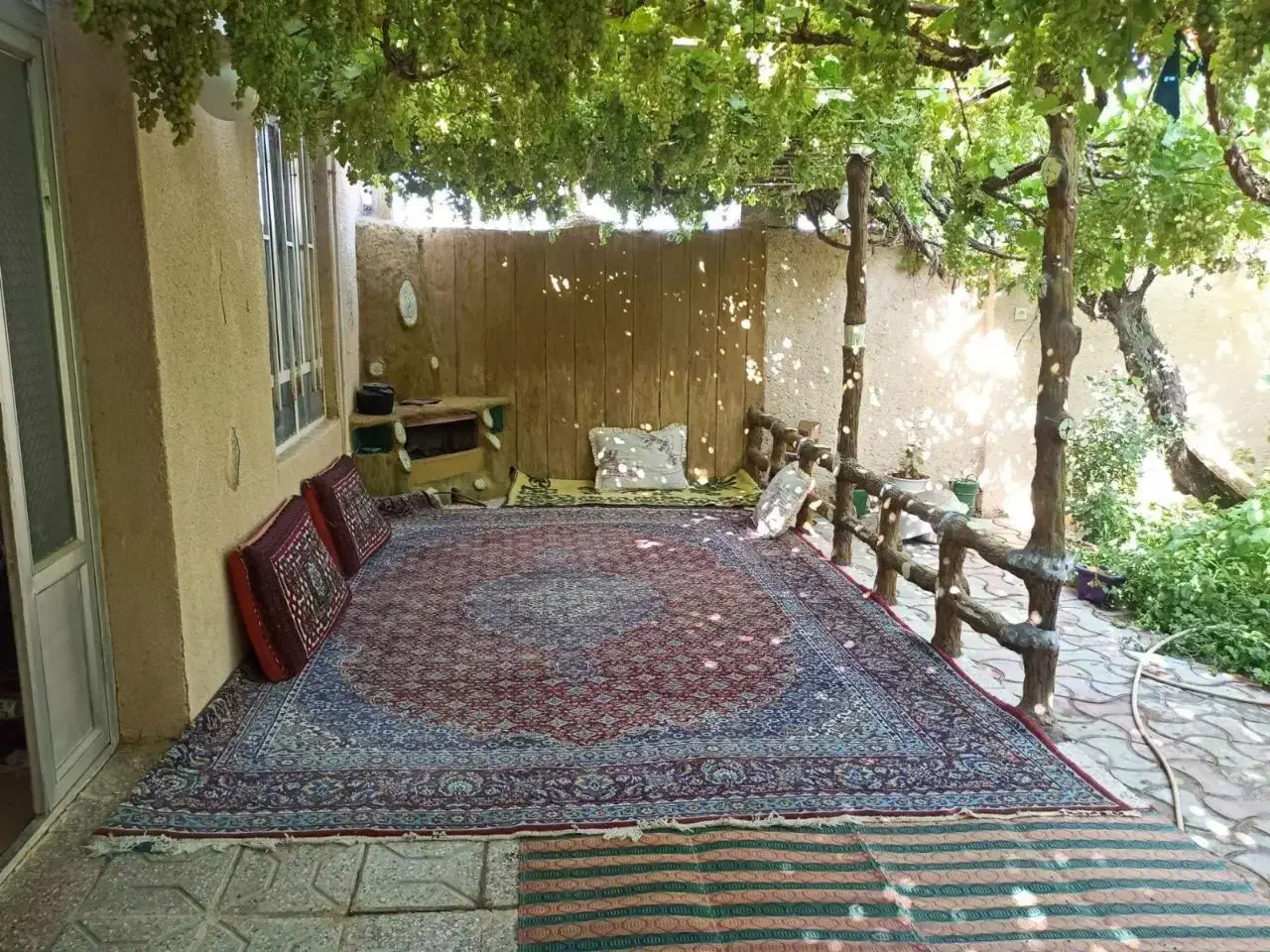 اقامتگاه درخت انگور پنج کیلومتری شهر قاین|اجارهٔ کوتاه‌مدت ویلا و باغ|قائن, |دیوار