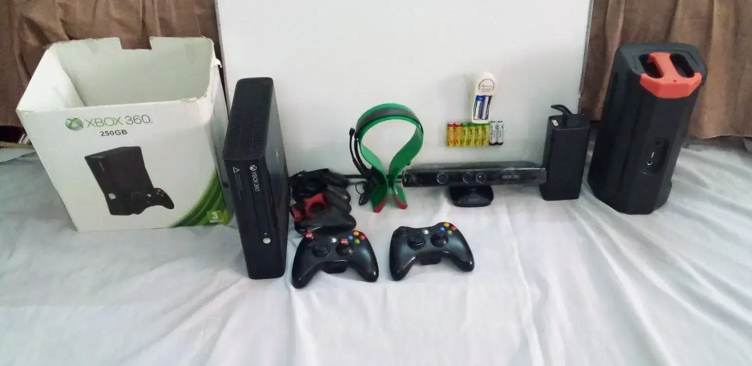 ایکس باکس ۳۶۰ همراه با یک دسته اضافه و لوازم جانبی|کنسول، بازی ویدئویی و آنلاین|مشهد, ایثارگران|دیوار