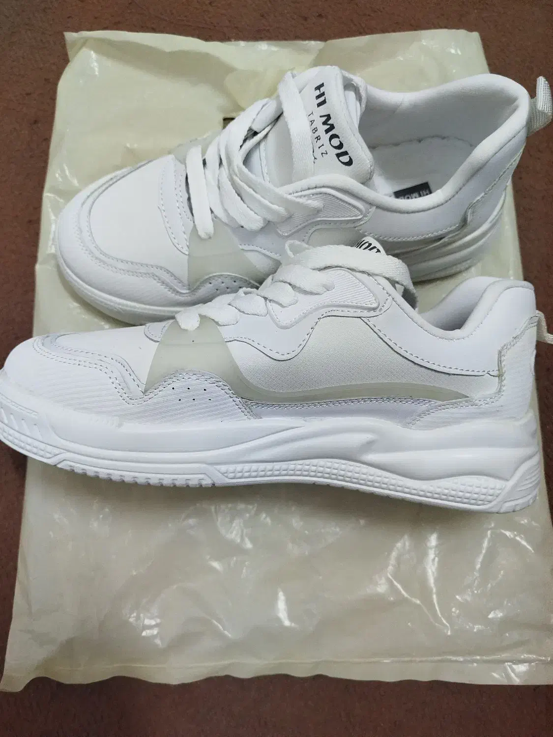 کتونی|کیف، کفش، کمربند|قم, قلعه کامکار|دیوار