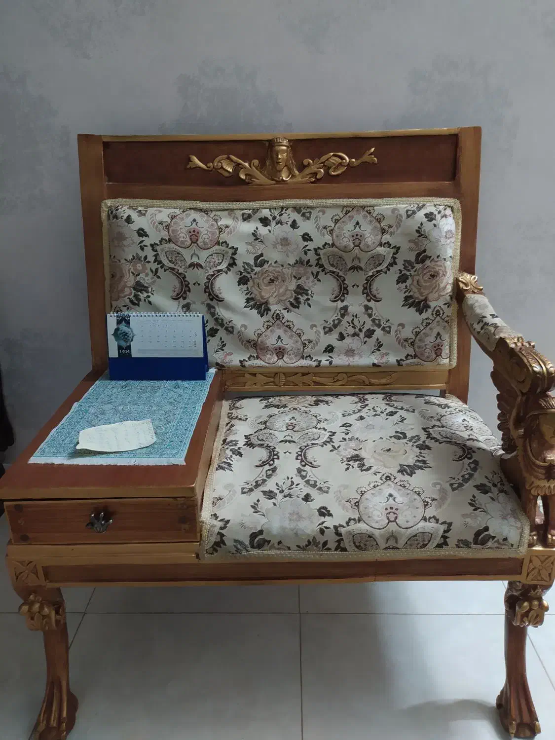 میز تلفن سلطنتی|میز تلفن|نیشابور, هفده شهریور|دیوار