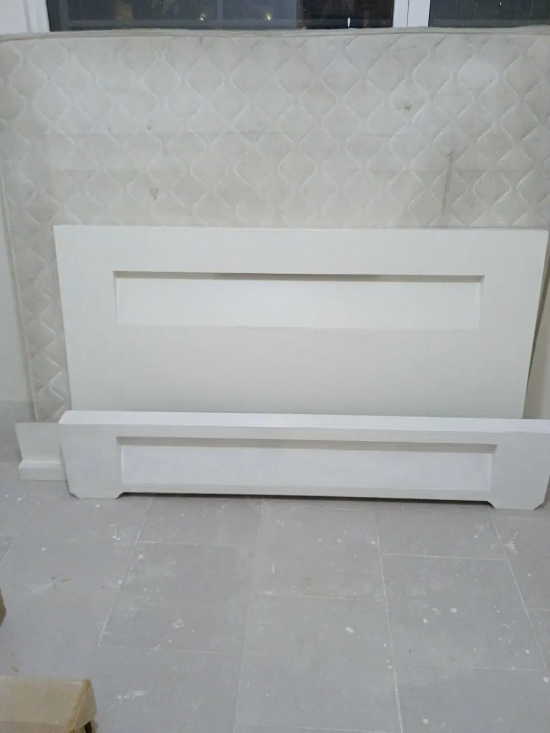 چند عدد تخت|تخت و سرویس خواب|پرند, فاز ۶|دیوار