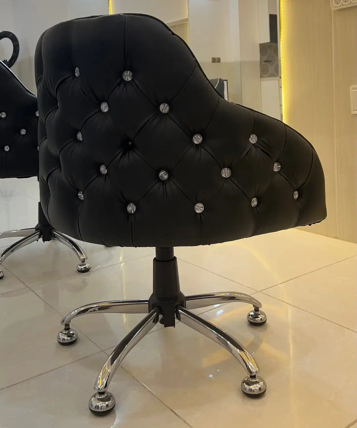 صندلی ‌،سرشور ،اینه ،کمد و دکوری‌ زنبوری ارایشگاه|آرایشگاه و سالن‌های زیبایی|یزد, |دیوار