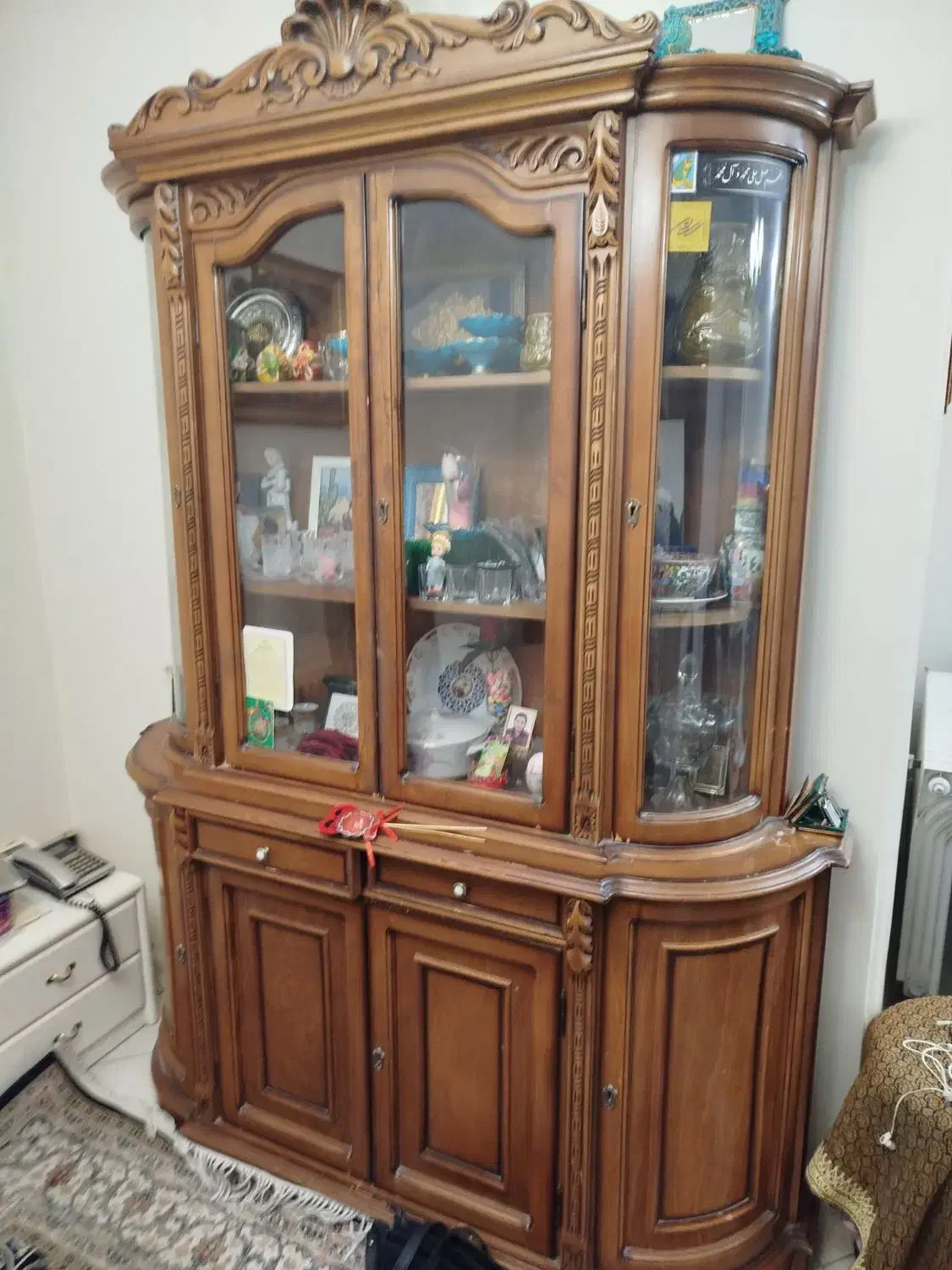 بوفه با چوب گردو منبد کاری شده|بوفه، ویترین، کنسول|پردیس, فاز ۳|دیوار