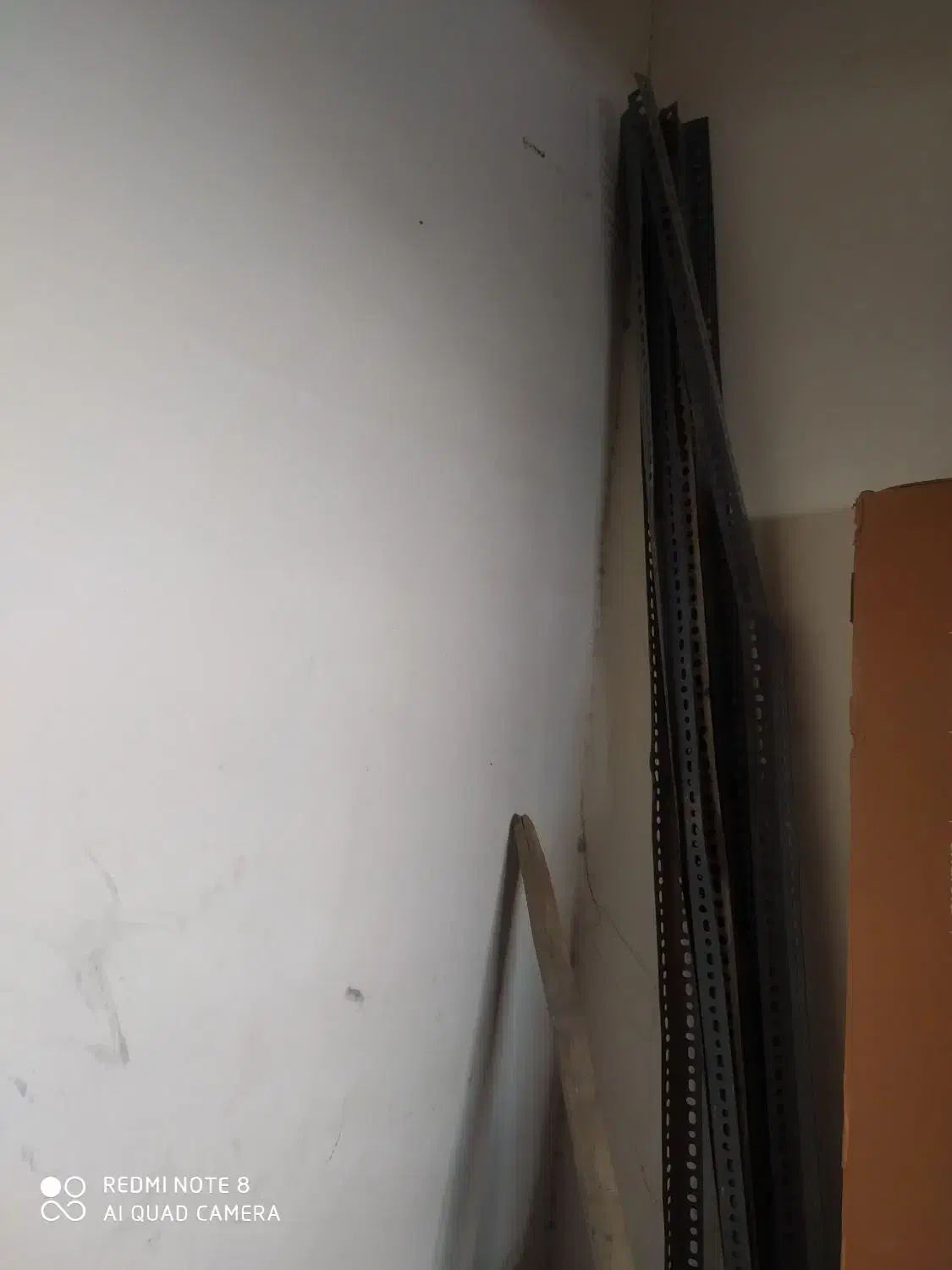 تعدادی پایه قفسه|کتابخانه، شلف، قفسه‌های دیواری|زاهدان, |دیوار