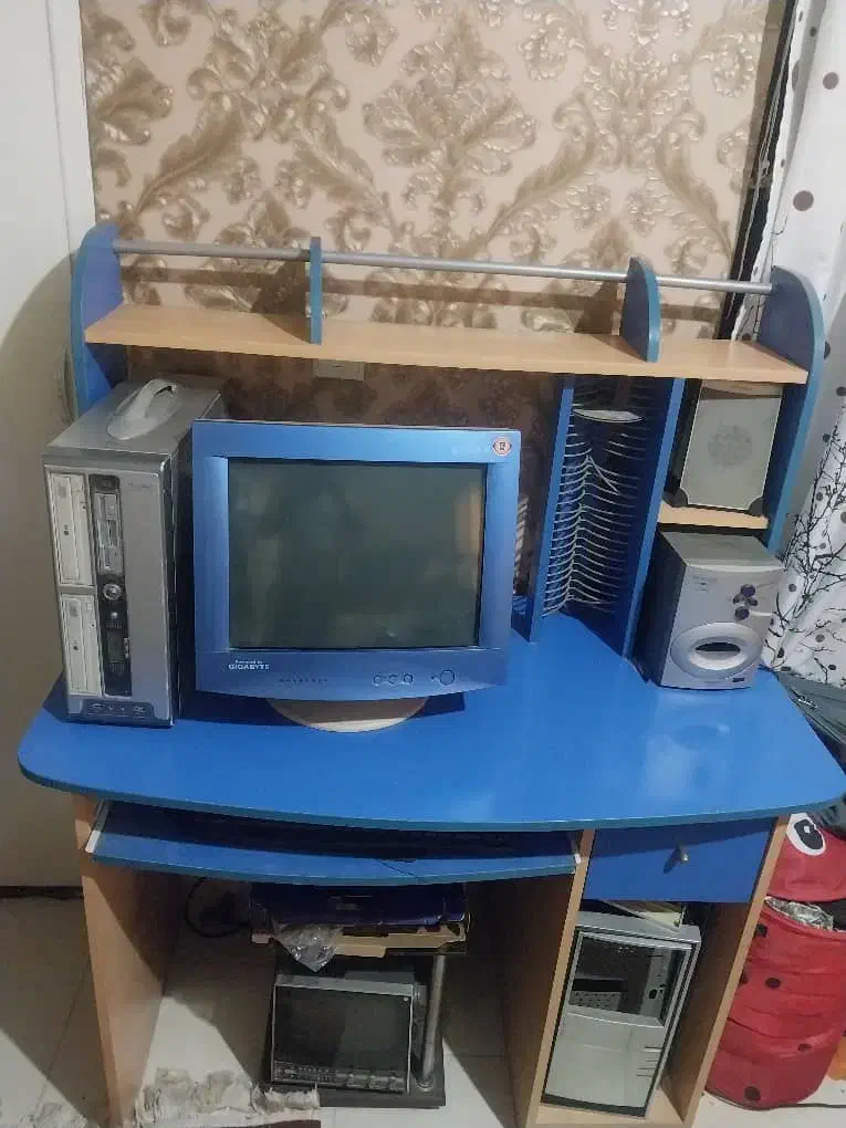 کامپیوتر سالم همراه با میز|رایانه رومیزی|شریفآباد, |دیوار