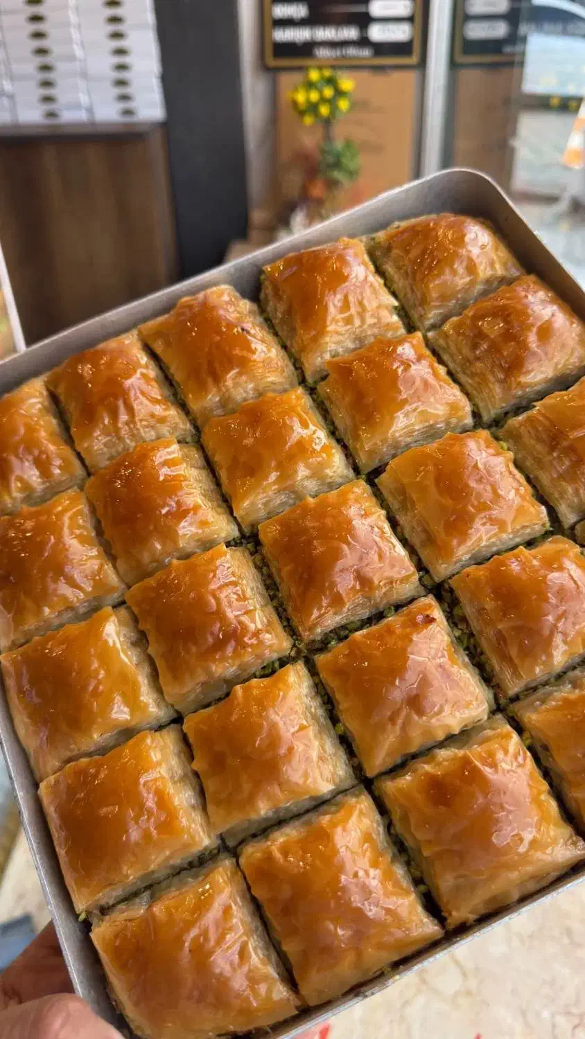 همکار خانم در جهت همکار ی درتولیدی شیرینجات باقلوا|استخدام خدمات فروشگاه و رستوران|باسمنج, |دیوار