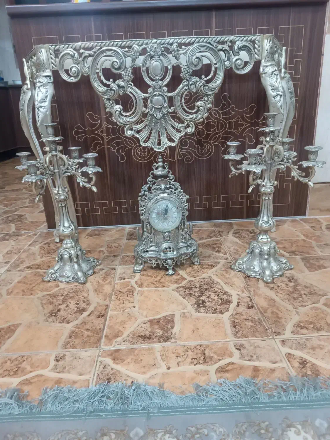 ساعت .دوعدد شمع دان و میز برنجی اصل و  عتیقه|کلکسیون اشیاء عتیقه|داران, |دیوار