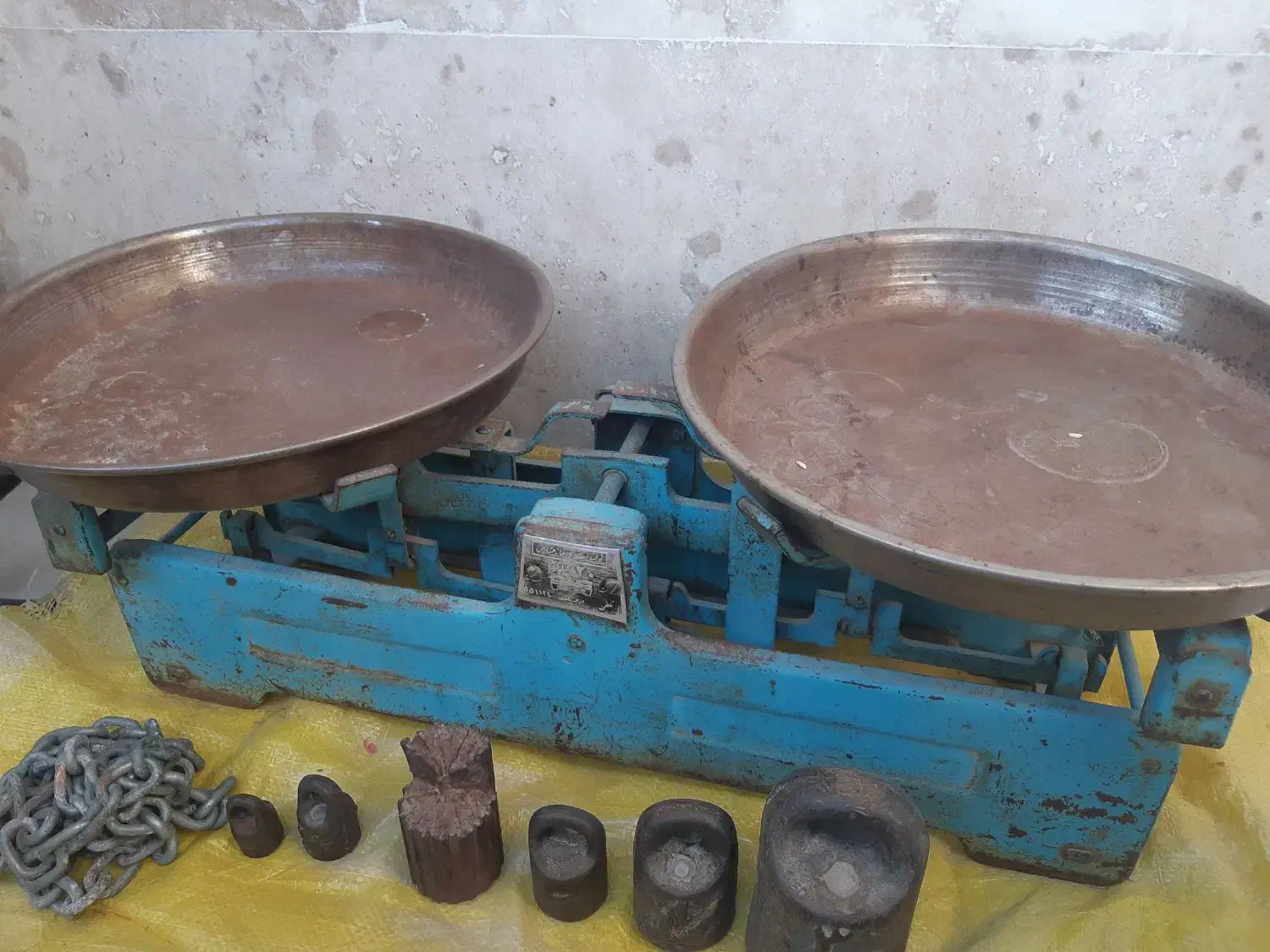 ترازو قدیمی با سنگ|کلکسیون اشیاء عتیقه|پاکدشت, پاکدشت (مامازند)|دیوار