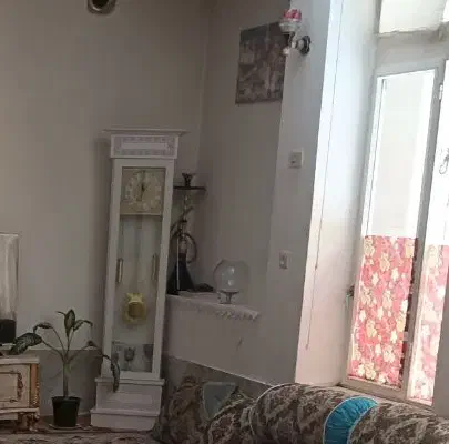 ساعت ایستاده یا سالم فروخته میشود قیمت یک و دویست|ساعت دیواری و تزئینی|شهرضا, |دیوار