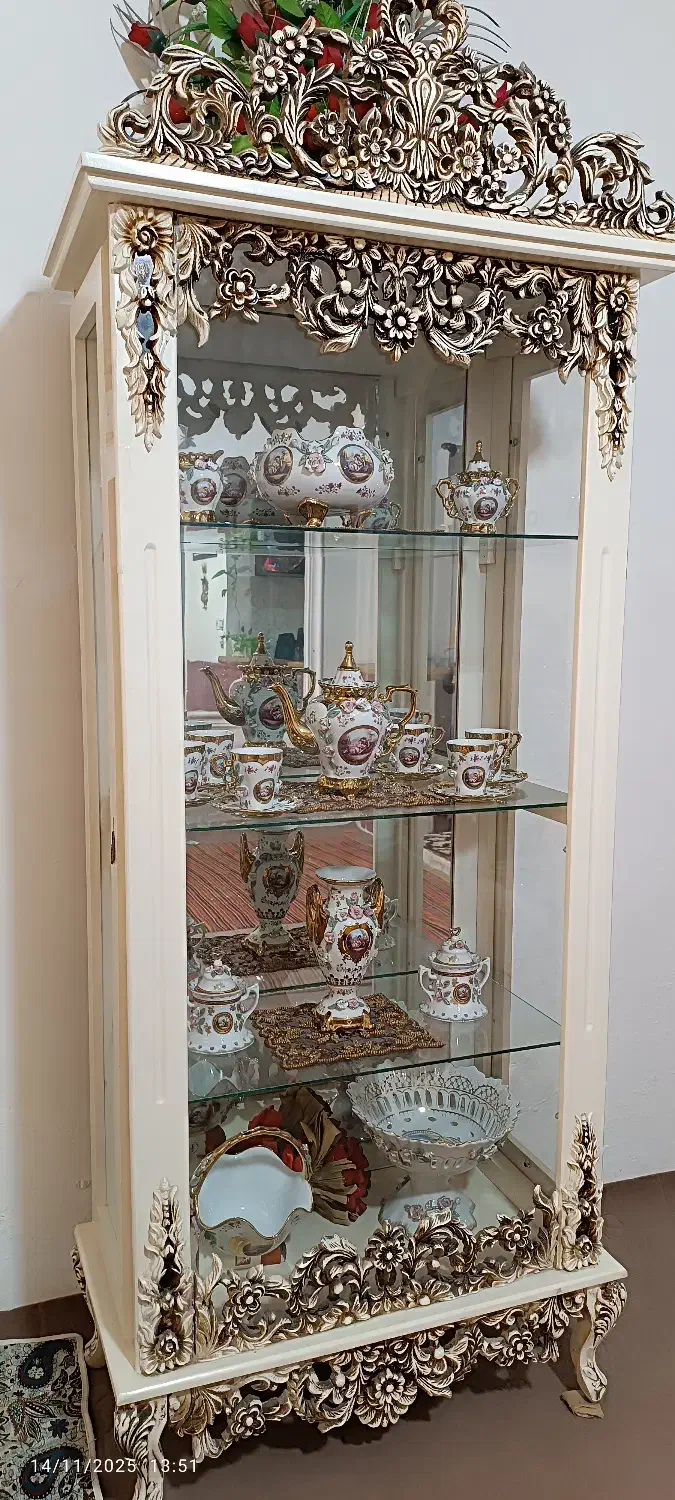 ویترین وساعت کاملا سالم درحدنو|بوفه، ویترین، کنسول|نسیم‌شهر, |دیوار