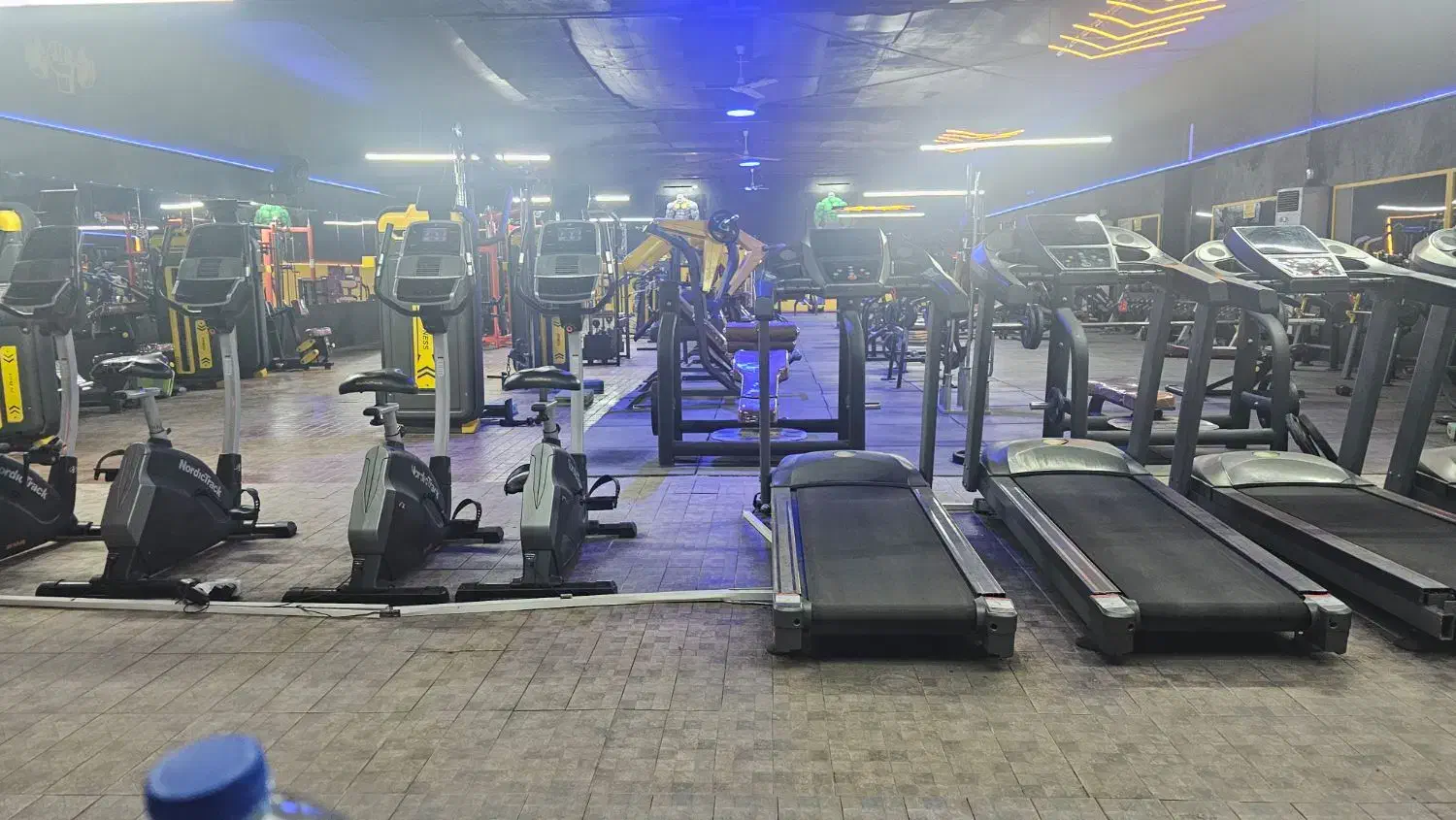 نظافت چی و خدماتی اقا|استخدام سرایداری و نظافت|کیش, |دیوار