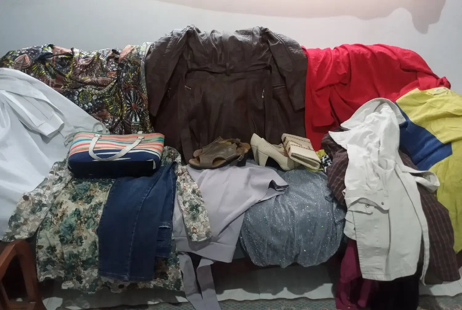 لباس تمیز  و نو دخترانه /زنانه|لباس|رودهن, |دیوار