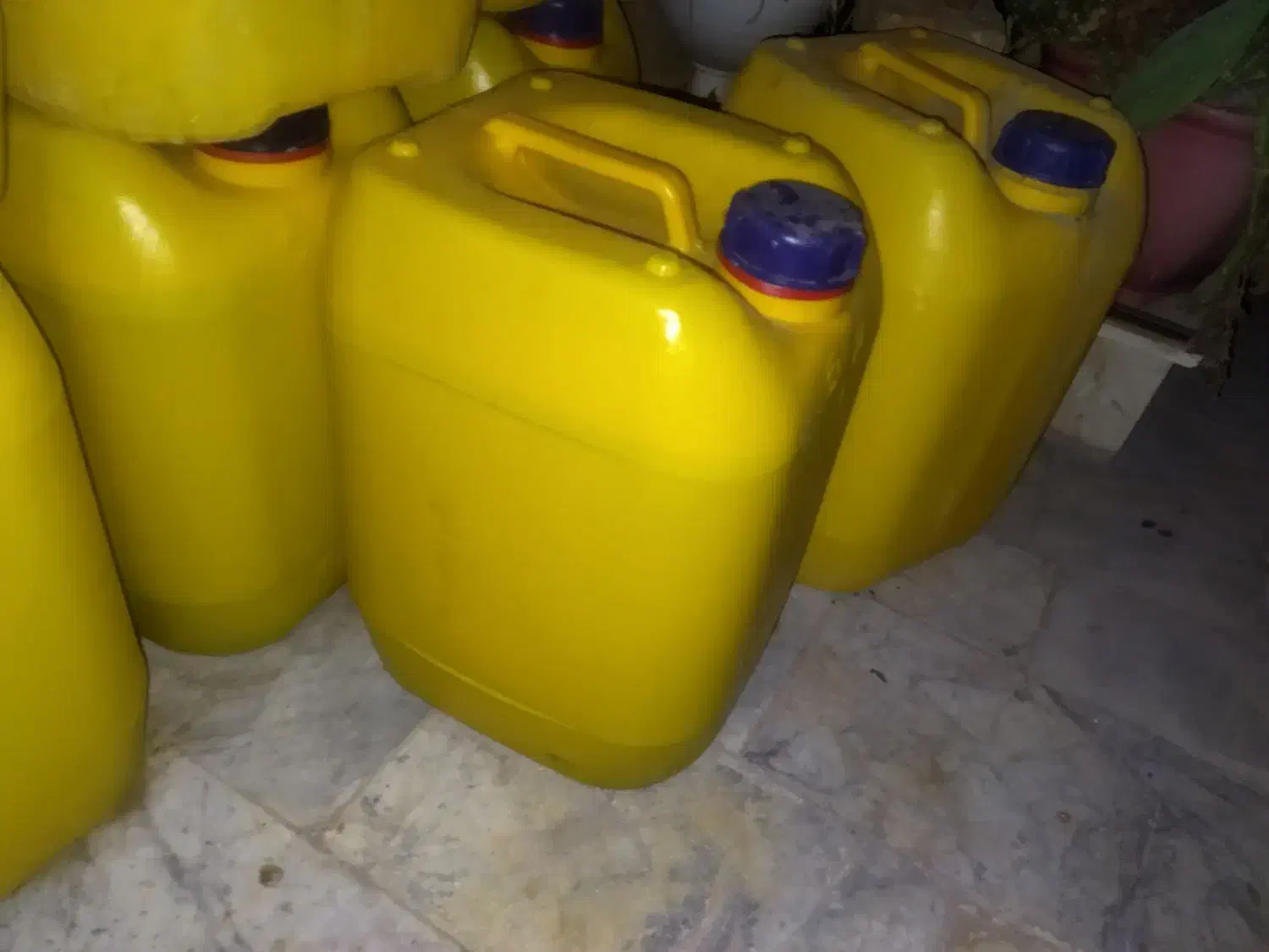 گالن خارجی چهار دکمه‌ای|ظروف نگهدارنده، پلاستیکی، یک‌بارمصرف|زاهدان, |دیوار