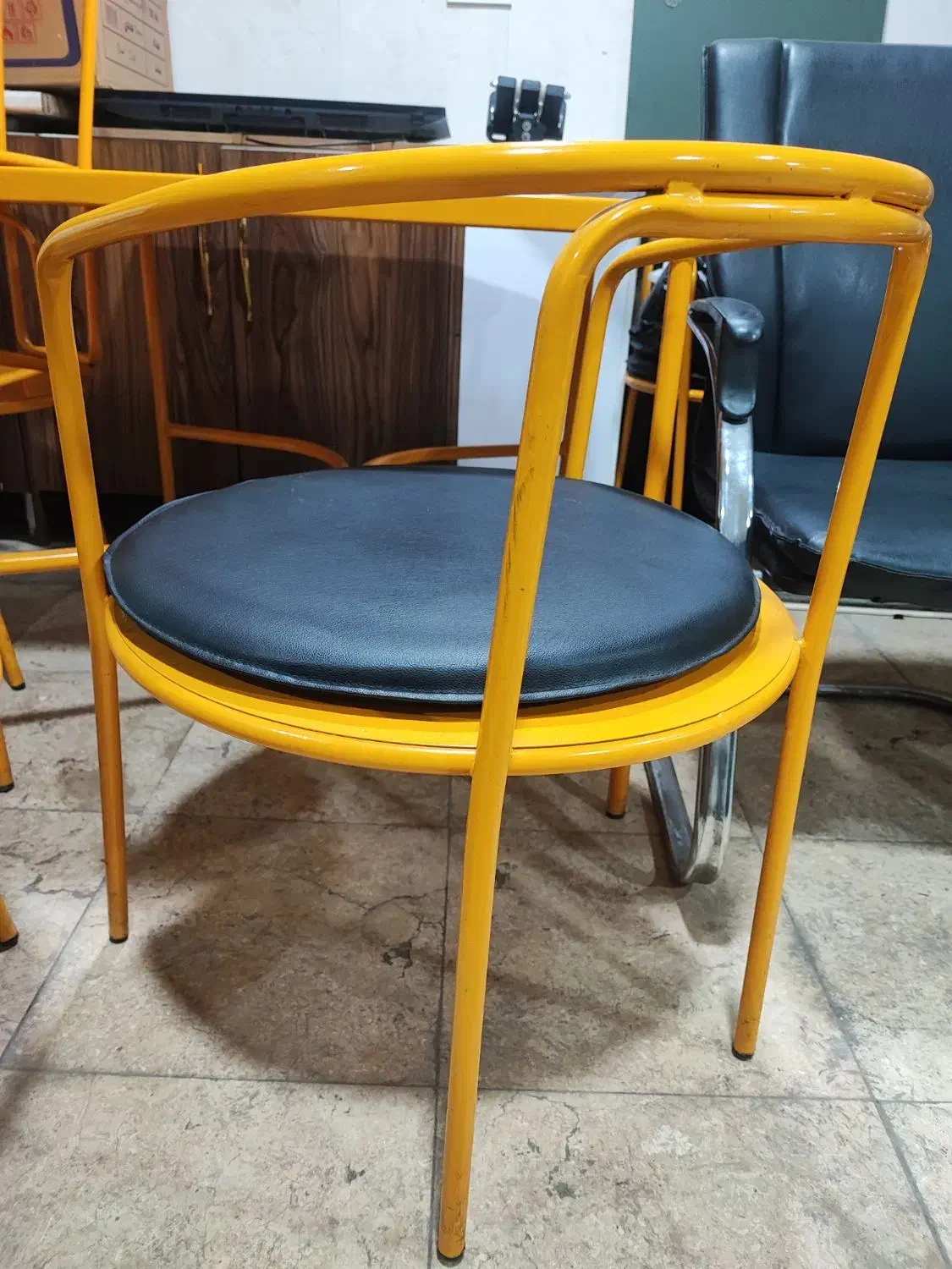 میز و صندلی فلزی در حد نو رستورانی|میز و صندلی غذاخوری|تهران, قیام|دیوار