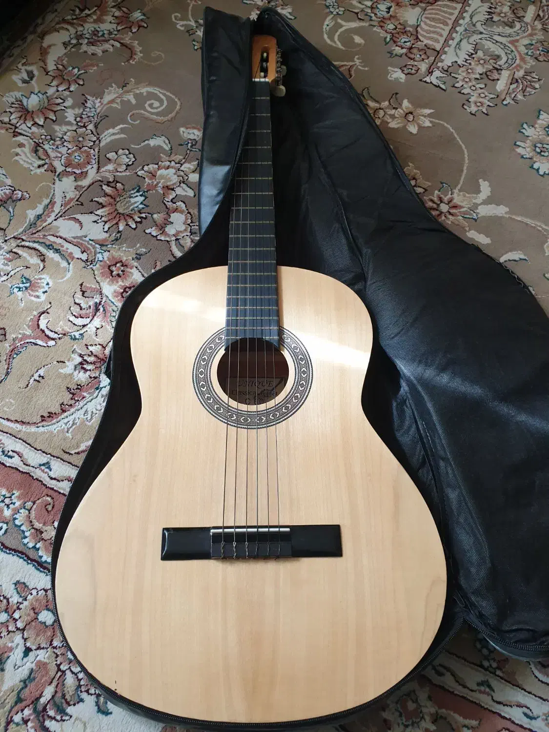 گیتار یونیک c60|گیتار، بیس، امپلیفایر|نجف‌آباد, فاز ۳ شهرک آزادگان|دیوار