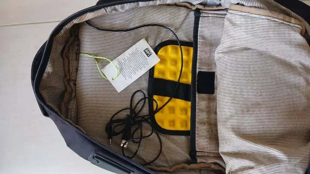 کیف کاترپیلار|کیف، کفش، کمربند|اصفهان, کوی ولی عصر|دیوار