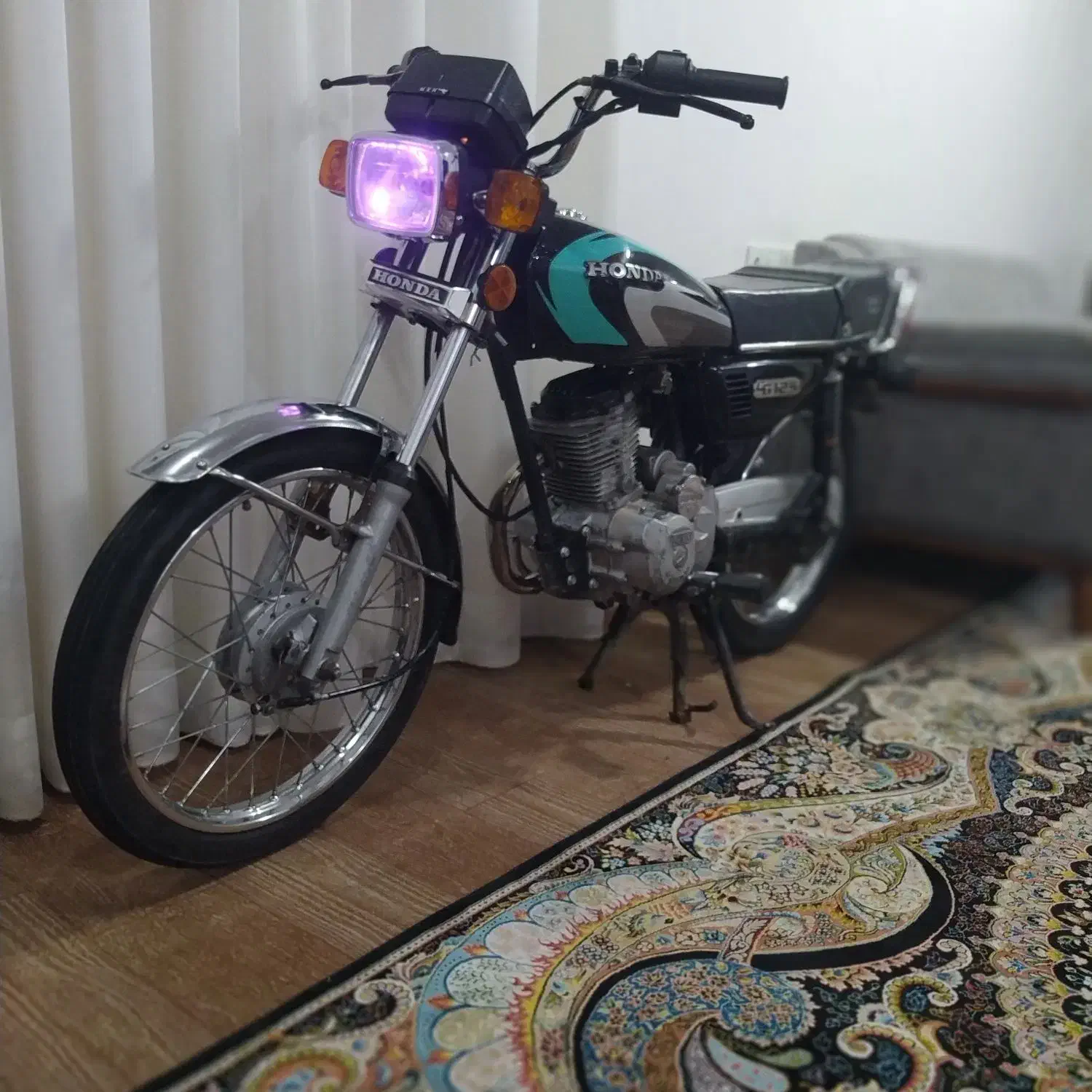 می‌خوام ی موتور مدل بالا تر بگیرم|موتورسیکلت|گلوگاه, |دیوار