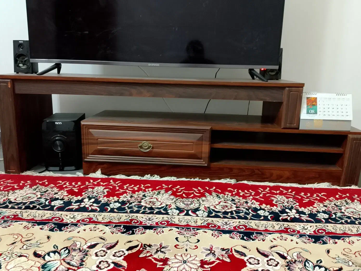 تعدادی لوازم خانه|میز تلویزیون|سیب و سوران, |دیوار