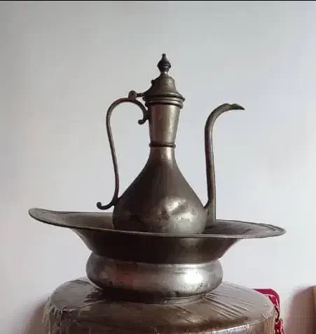 آفتابه لگن بسیار قدیمی|کلکسیون اشیاء عتیقه|تالش, هشتپر|دیوار